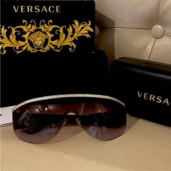 Versace Accessories - ✨Versace sunglasses 😎